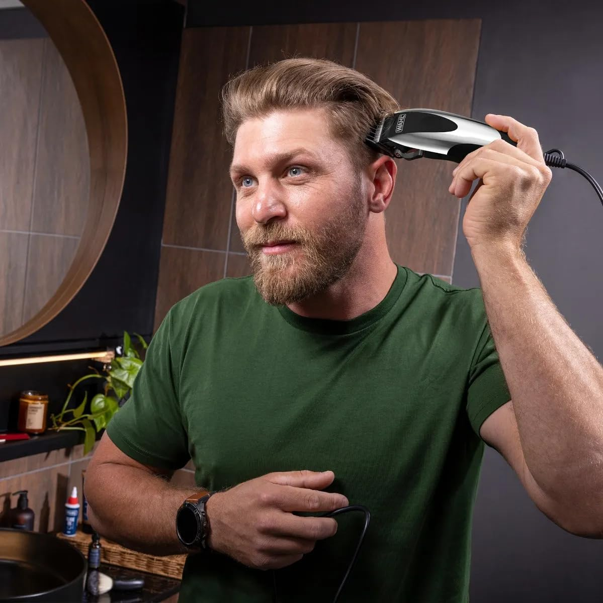 Wahl Quick Clip Professional Hair Clipper | Maintenance-Free Steel Blades | Complete Kit with 6 Guide Combs & Tools image number 2