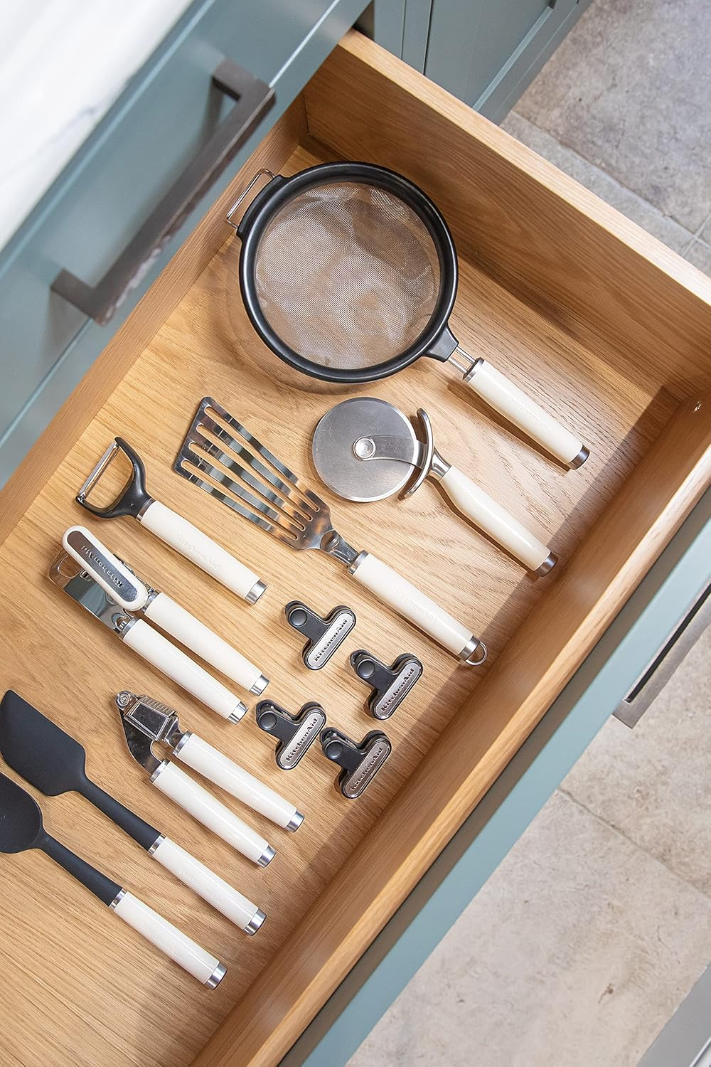 Kitchenaid Sieve, Mesh Strainer, Medium 17.5 Cm, Almond Cream image number 3