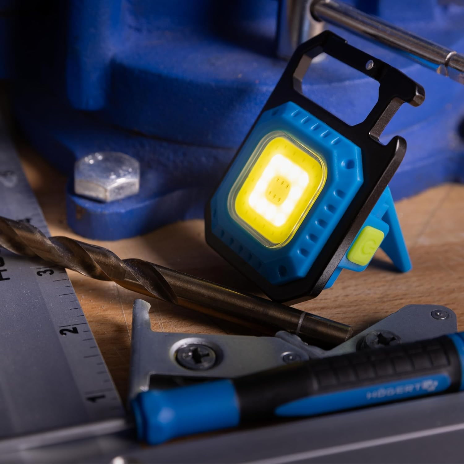 H&ouml;gert Technik Rechargeable Mini LED Flashlight 580LM with 7 Light Modes, USB-C, Magnetic Base, Carabiner, Bottle Opener and 500Mah Battery for Work, Outdoor, Camping