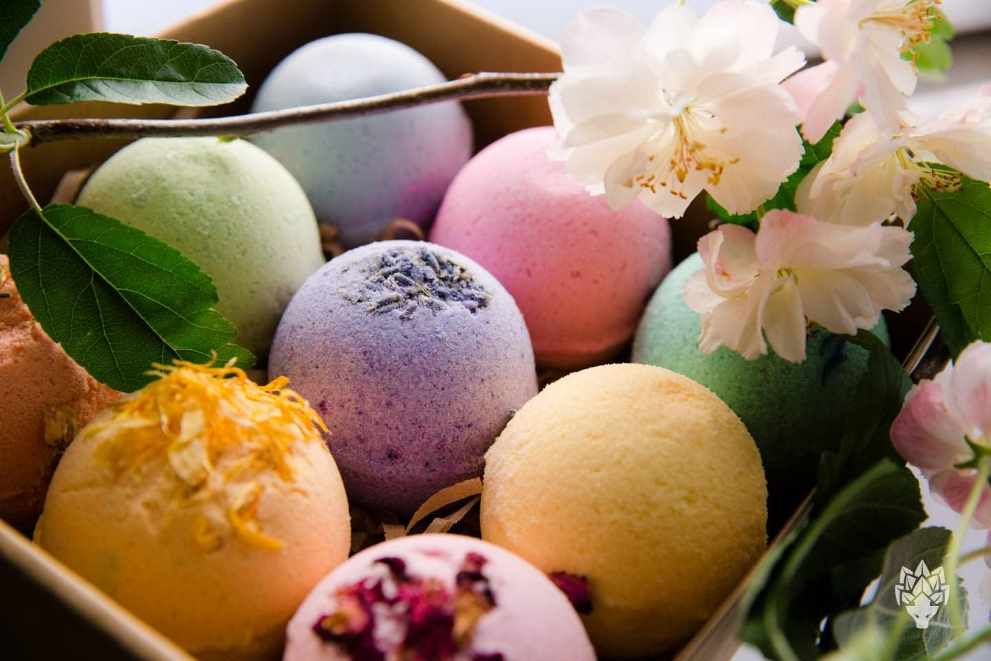 Pangolin House 9 Organic and Natural Bath Bomb Gift Set. Australian Handmade Fizzies for Bubble Bath. Rich in Essential Oil, Shea Butter, Jojoba Oil to Moisturise Dry Skin. Idea for Women. image number 2