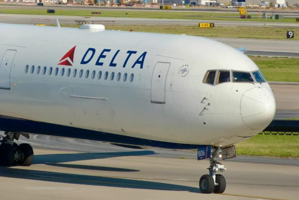 Bswath Model Planes 1:400 Scale Model Airplane American Delta B747 Model Plane Metal Plane Die-Cast Alloy Airplanes for Gift and Collection (Delta 747) image number 2