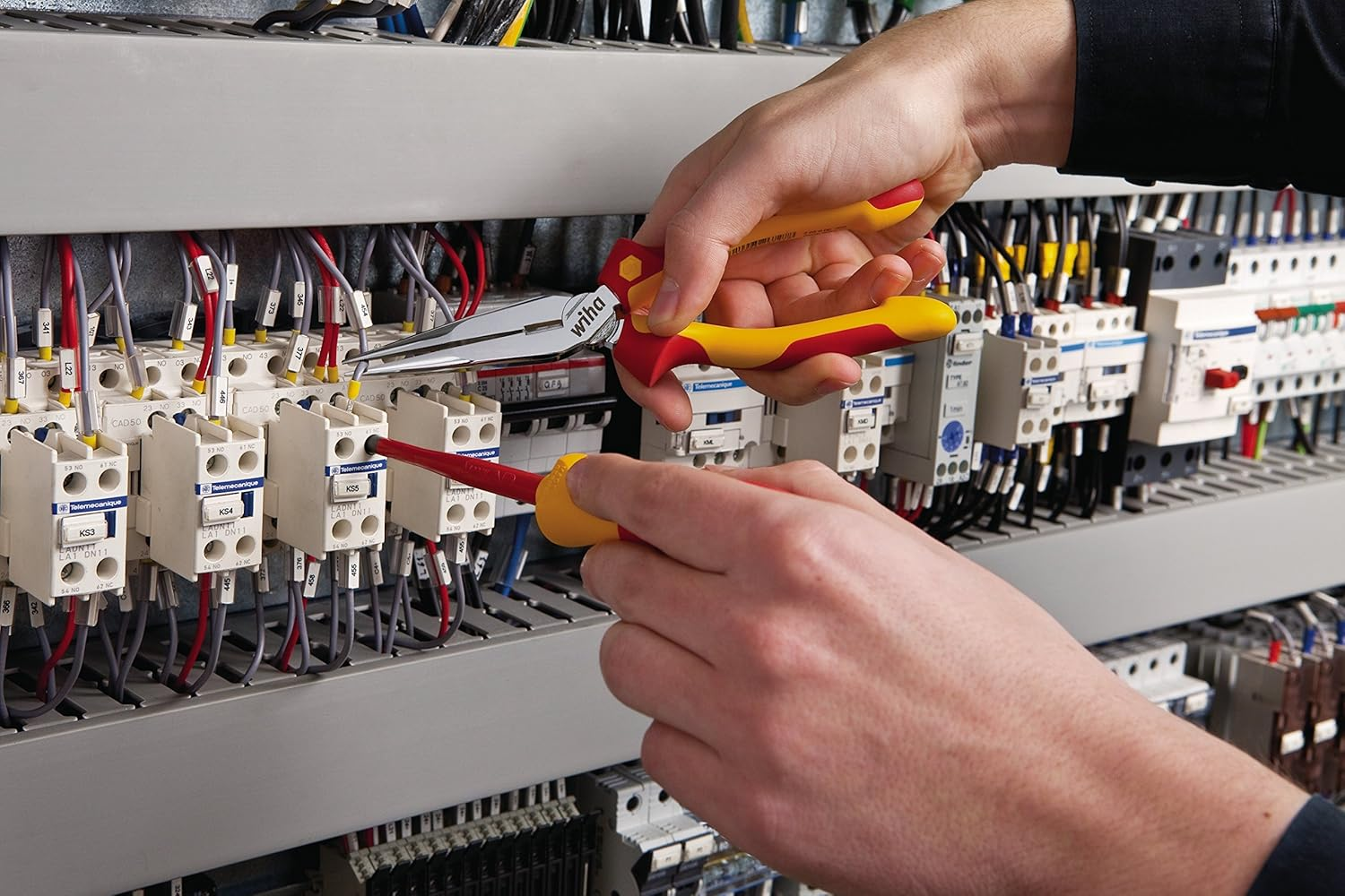 Wiha Z05016006 VDE Professional Electric Needle Nose Plier, 160 Mm Length image number 2