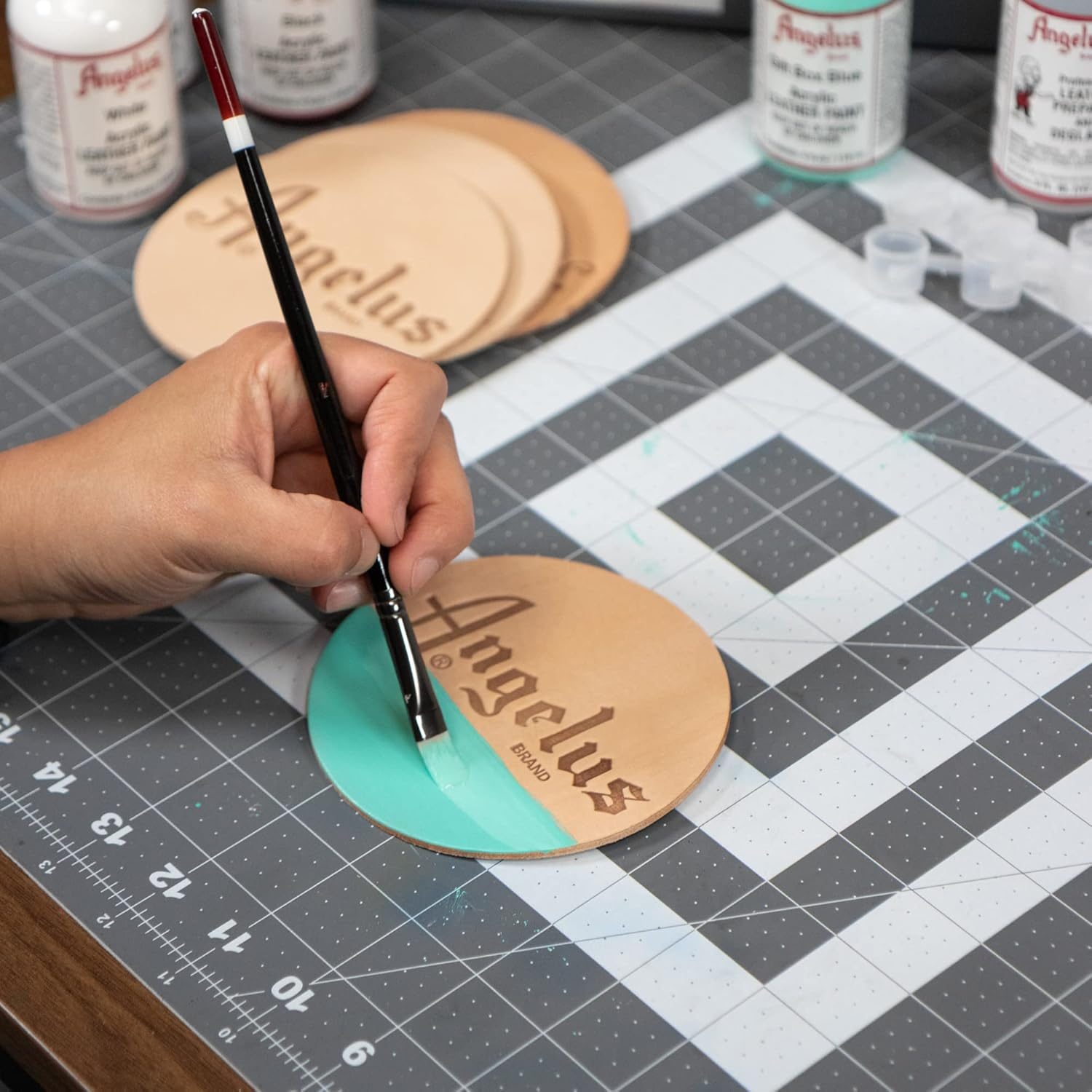 Angelus Neon Leather Paint - Emerald Green image number 5