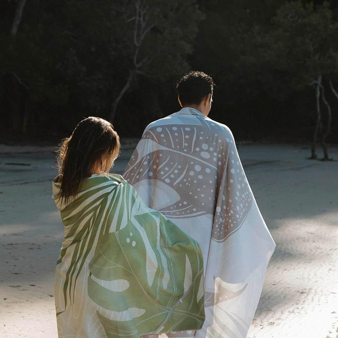 Sand Free Beach Towel Ningaloo Whale Shark Design Quick Drying Reversible Double Size (180Cm X 160Cm) image number 3