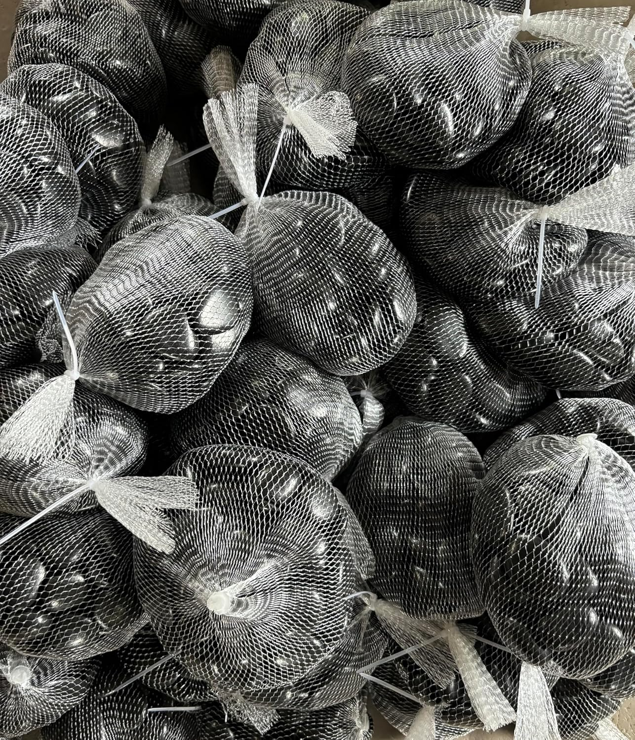 1KG Black Polished Pebbles,Natural Decorative Gravel, for Landscaping,Aquariums,Plants and Vase Fillers Etc image number 4