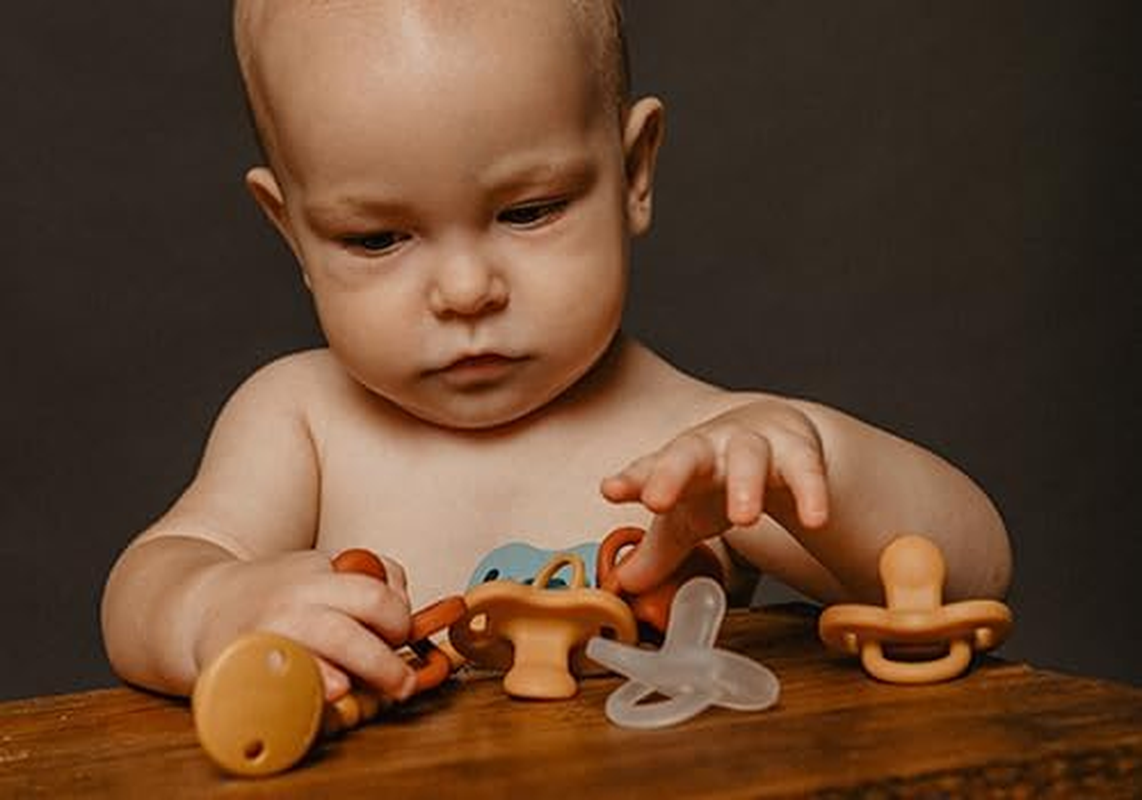 Suavinex Ultra-Light All Silicone Soother with SX Pro Physiological Teat for Babies 6-18 Months, Super Soft and Flexible, Ideal for Sleeping, Colour Essence Mustard image number 6