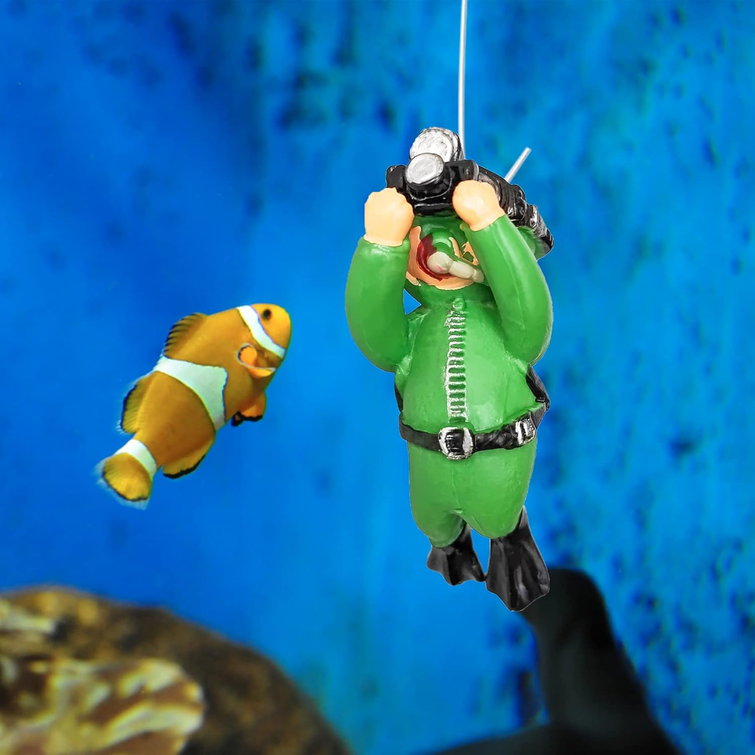 Philbinden 4 Pack Floating Fish Tank Decorations，Cute Little Diver Aquarium Decoration Cartoon Fish Playmate with Floating Device Fish Tank Accessories image number 1