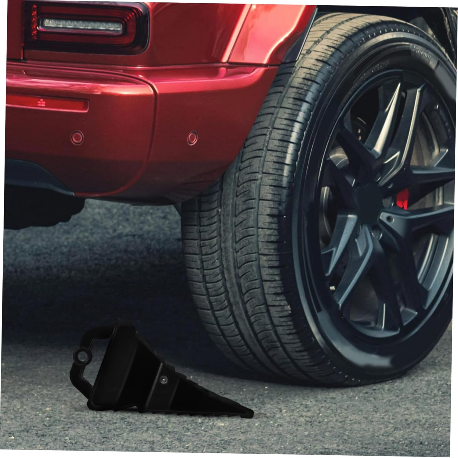 BUGUUYO Portable Slip Plastic Wheel Chocks for Trucks Durable Tire Stoppers with Handle Lightweight Parking Blocks for Slopes Rv Wheel Stabilizers Secure Vehicle Parking Aid