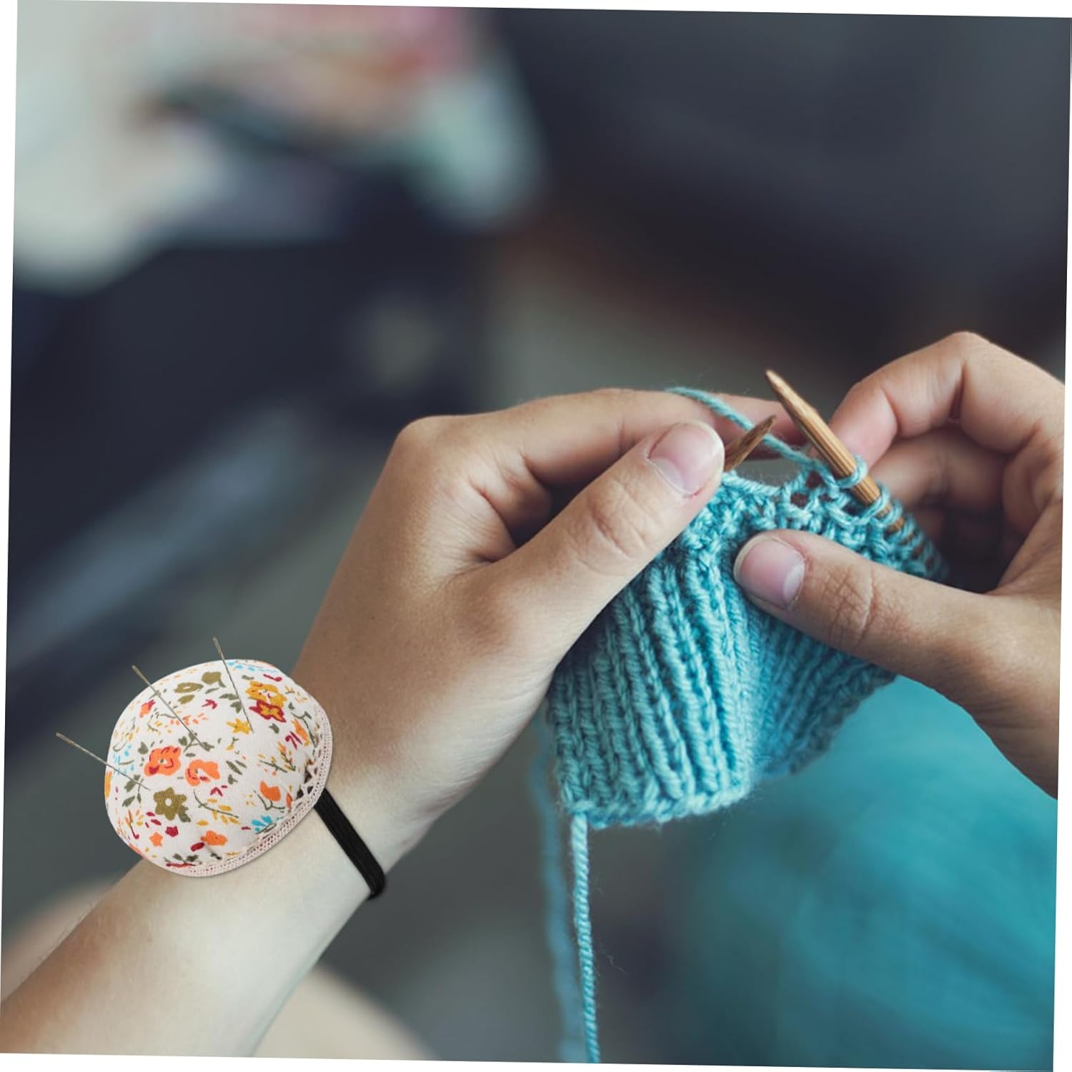 CORHAD 2Pcs Floral Wrist Pin Cushions Wearable Sewing for Easy Access for Beginners and Tailoring Projects Random Styles