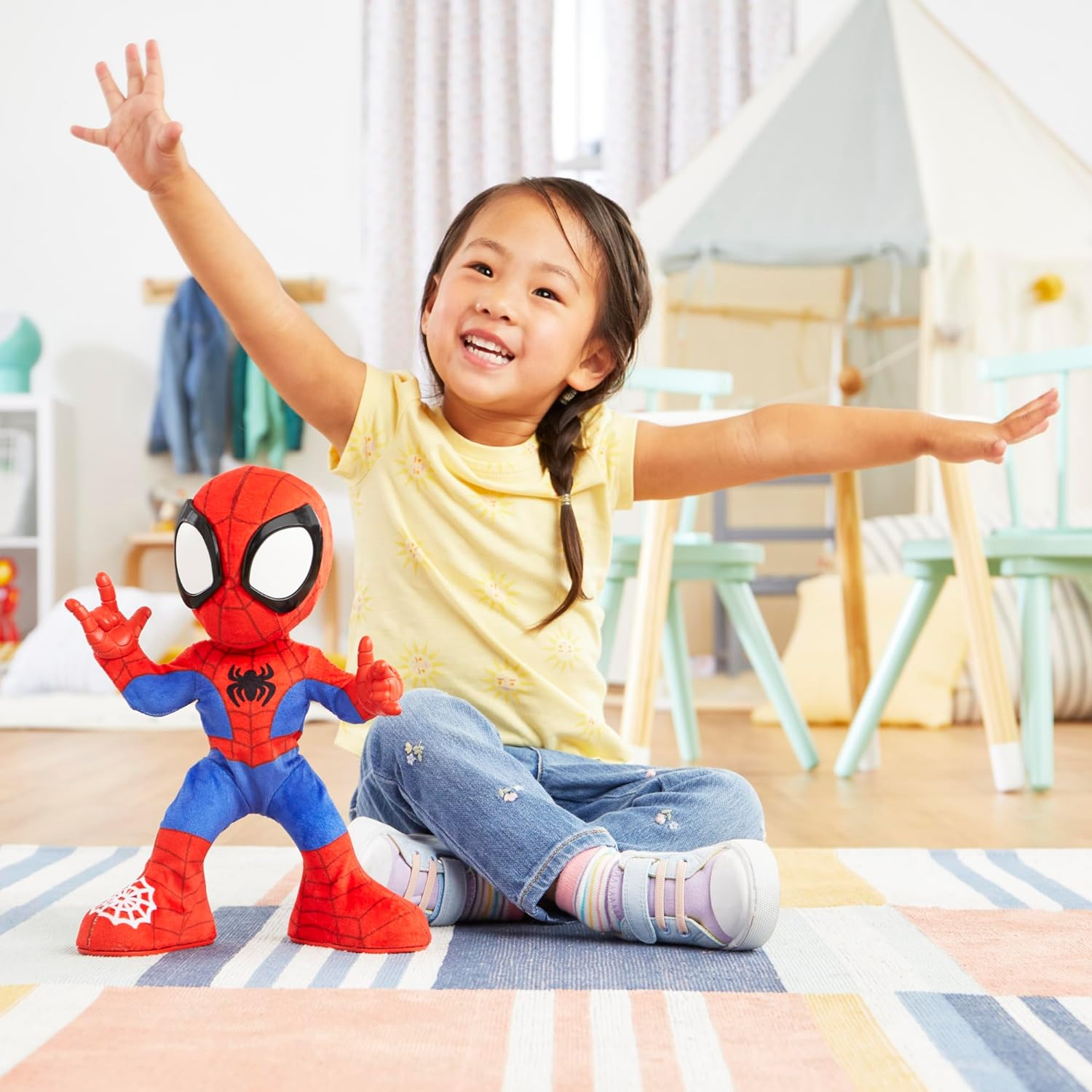 Marvel Spidey and His Amazing Friends Dance 'N Crawl Spidey, Interactive Plush Toy with 20 Phrases & Sounds, 2 Songs, Super Hero Christmas Gift Toys for Kids 3 & Up image number 2