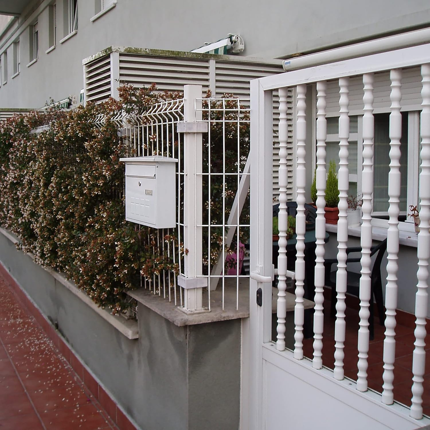 ARREGUI Deco E5701 Galvanised Steel Letterbox, Size M (DIN A4 Post), Horizontal Wall Letter Box for Outdoor Use, Post Box for Outdoor Use with Name Plate and Flap in White