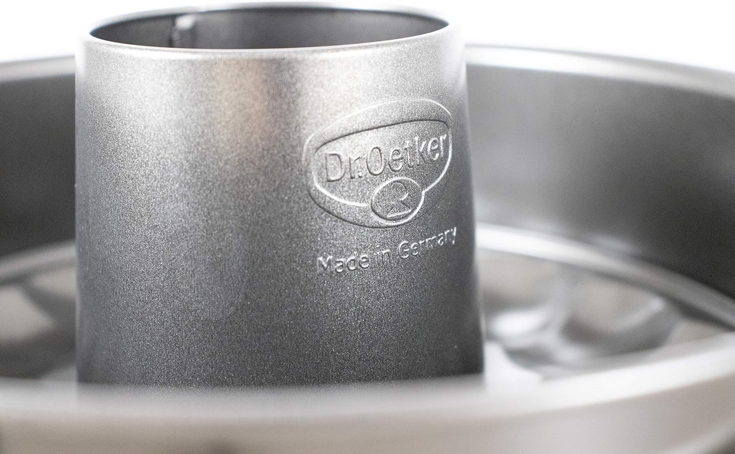 Dr. Oetker Springform Tin with Flat and Tube Base, Diameter 28 Cm, Steel Cake Tin with Non-Stick Coating, Baking Mould Made of Refined Black Sheet, Quantity: 1 image number 6