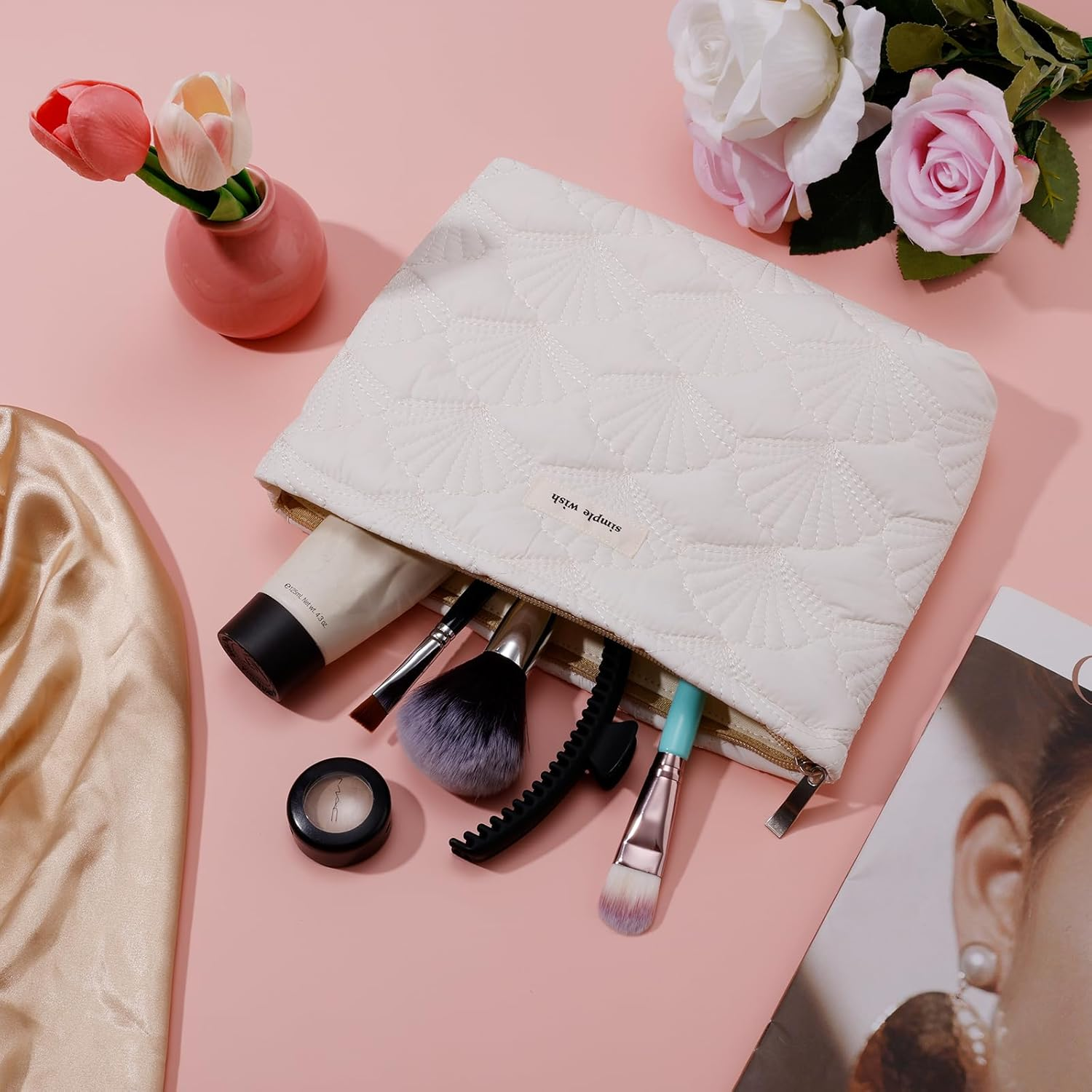 Gosknor Quilted Makeup Bag, Portable Cosmetic Bag White Cotton Emergency Kit Bag Quilted Cotton Aesthetic Cute Travel Makeup Pencil Pouch with Shell Patterns for Women, White, M image number 1