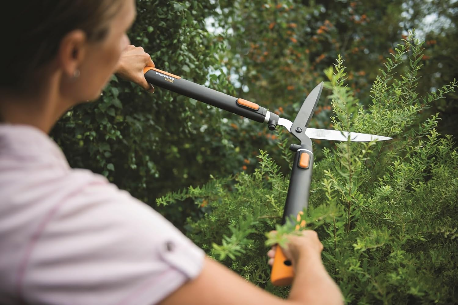 Fiskars Smartfit Hedge Shear HS86, Telescopic, Non-Stick Coating, High-Quality Steel Blades, Length: 68-93 Cm, Black/Orange, 1013565 image number 2