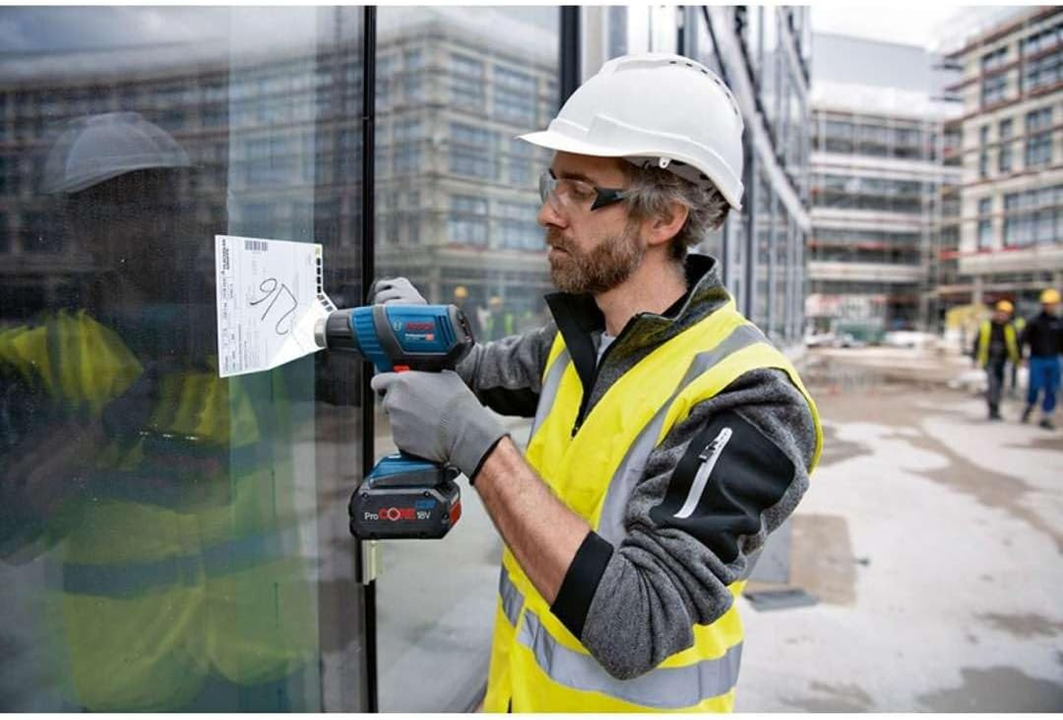 Bosch Professional 18V System GHG 18V-50 Cordless Heat Gun (Excluding Batteries and Charger, Incl. GHG 18V-50, Reflector Nozzle, 32 X 33 Mm, Reduction Nozzle, 9 Mm, in Carton) image number 1