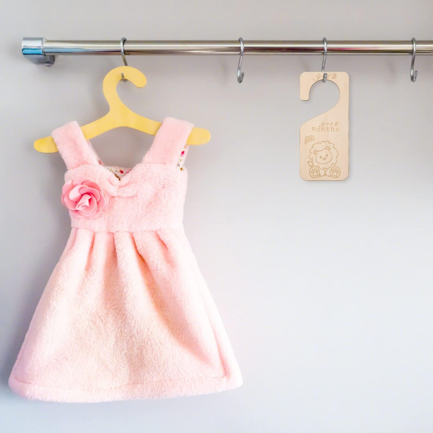 SAVITA Wooden Baby Clothes Dividers, 7Pcs Wood Closet Dividers Month Baby Closet Organizer from Newborn to 24 Months, Nursery Hanger Decor for Boys Girls Infant Wardrobe (Animal) image number 3