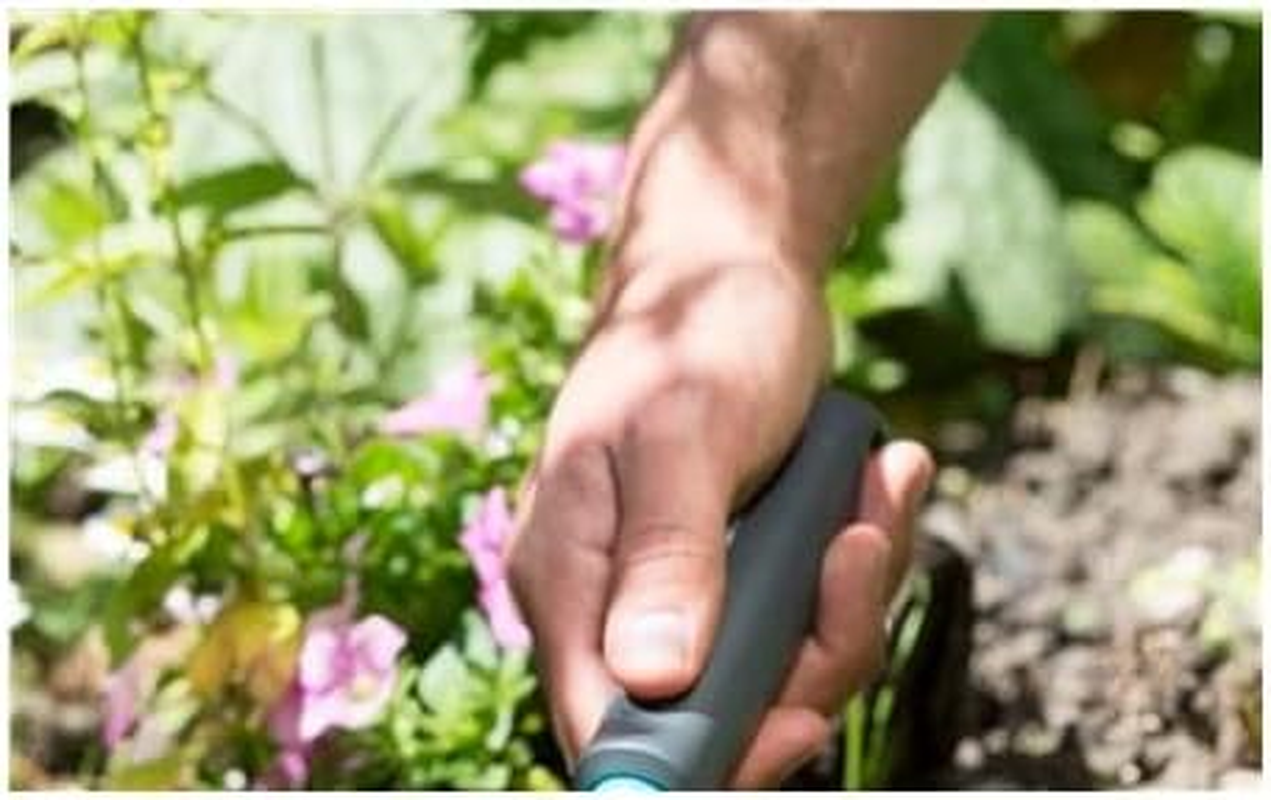 Gardena Classic Hand Trowel: Universal Spade for Planting and Transplanting in the Garden and on the Balcony, Durable Steel, Corrosion-Resistant, Ergonomic Handle, 8 Cm Working Width (8950-20) image number 2