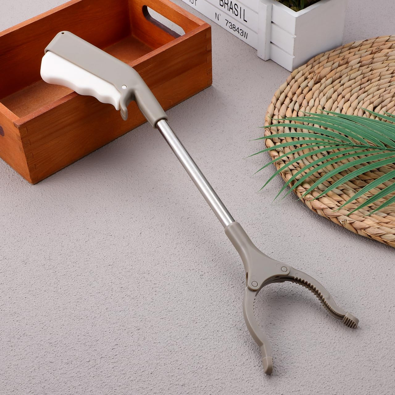 Iplusmile Grabber Reacher Tool, Rubbish Clip Anti-Slip Jaw, Short Handle Short Trash Picker Mobility Aid Reaching Assist Tool for Litter Picker, Arm image number 2