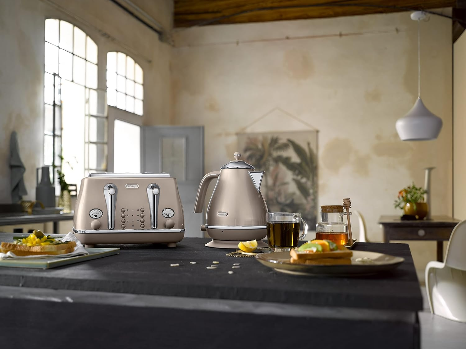 De'Longhi Icona Metallics CTOT4003.​BG, 4 Slot Toaster with Reheat, Bagel, Cancel, and Defrost Functions, 6 Browning Levels, 1800 W, Pull Crumbs Tray, Stainless Steel, Beige