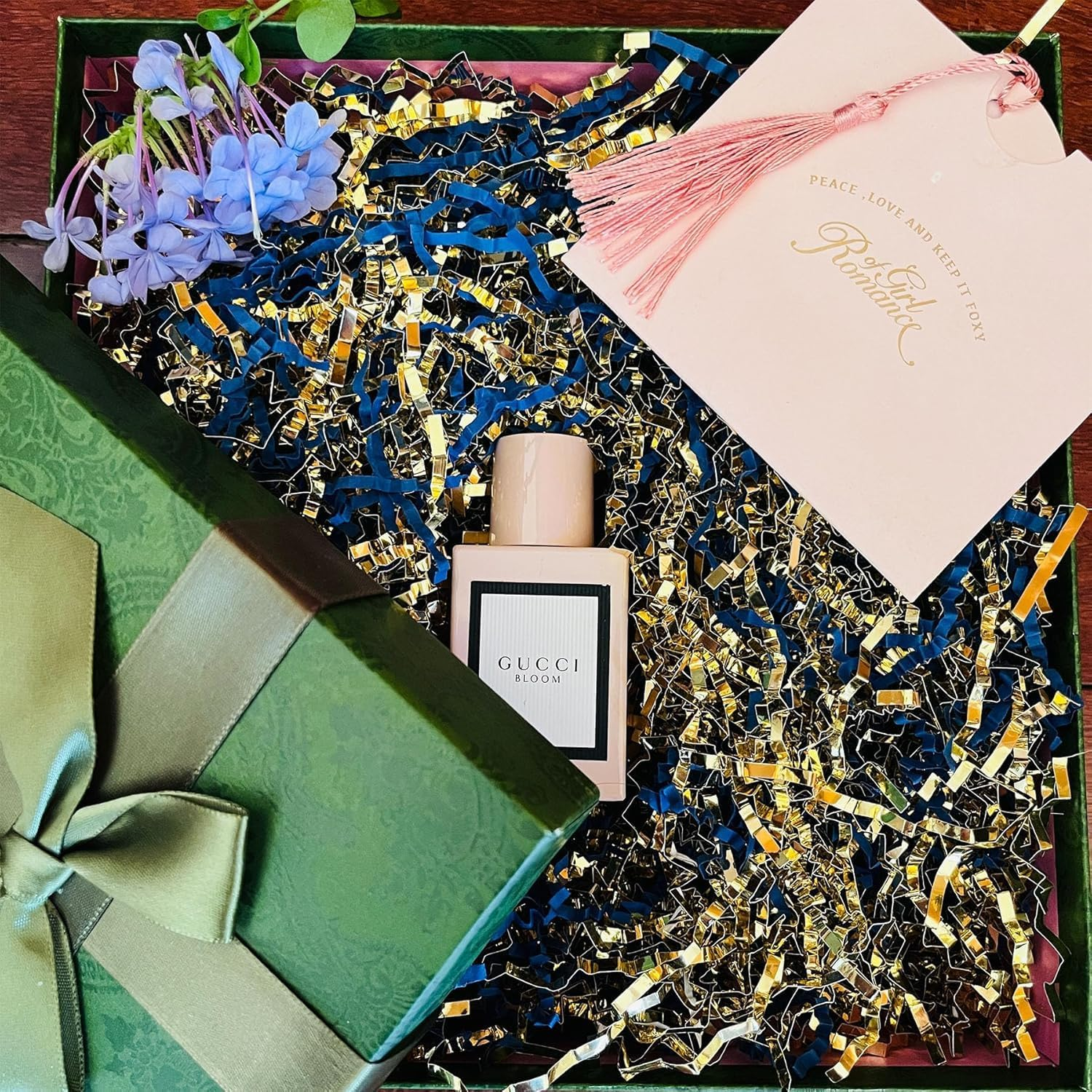 Crinkle Cut Paper Shred Filler (1/2 LB) for Valentine'S Day Gifts Craft Diy'S Packaging, White & Gold Shredded Paper for Gift Box, Wrapping & Basket Filling for Christmas, Halloween & Wedding Decorations (White & Gold）