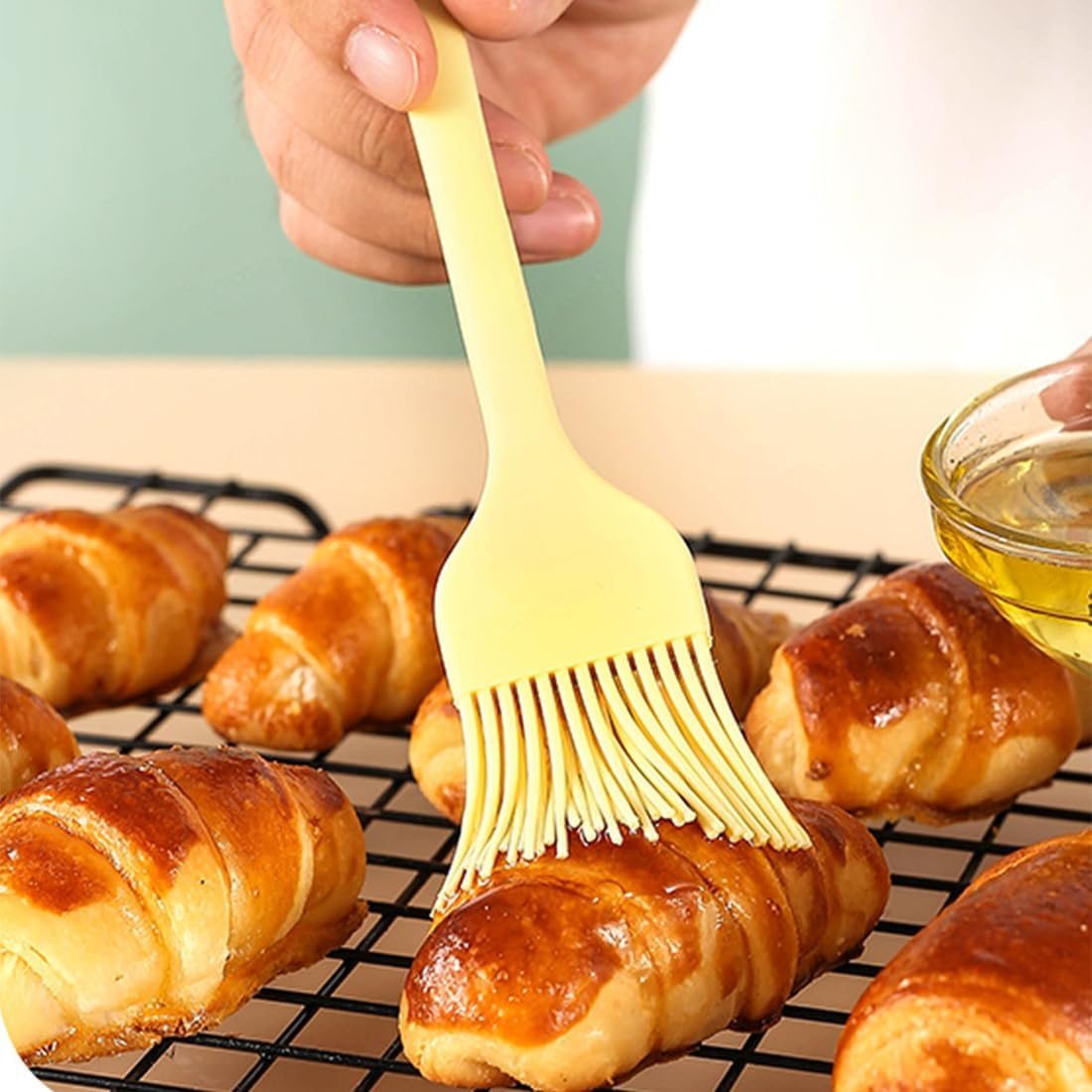 Silicone Basting Pastry Brush, Heat Resistant Cooking Brush for Oil and Sauce，Bpa Free and Dishwasher Safe (2 Pcs) image number 4