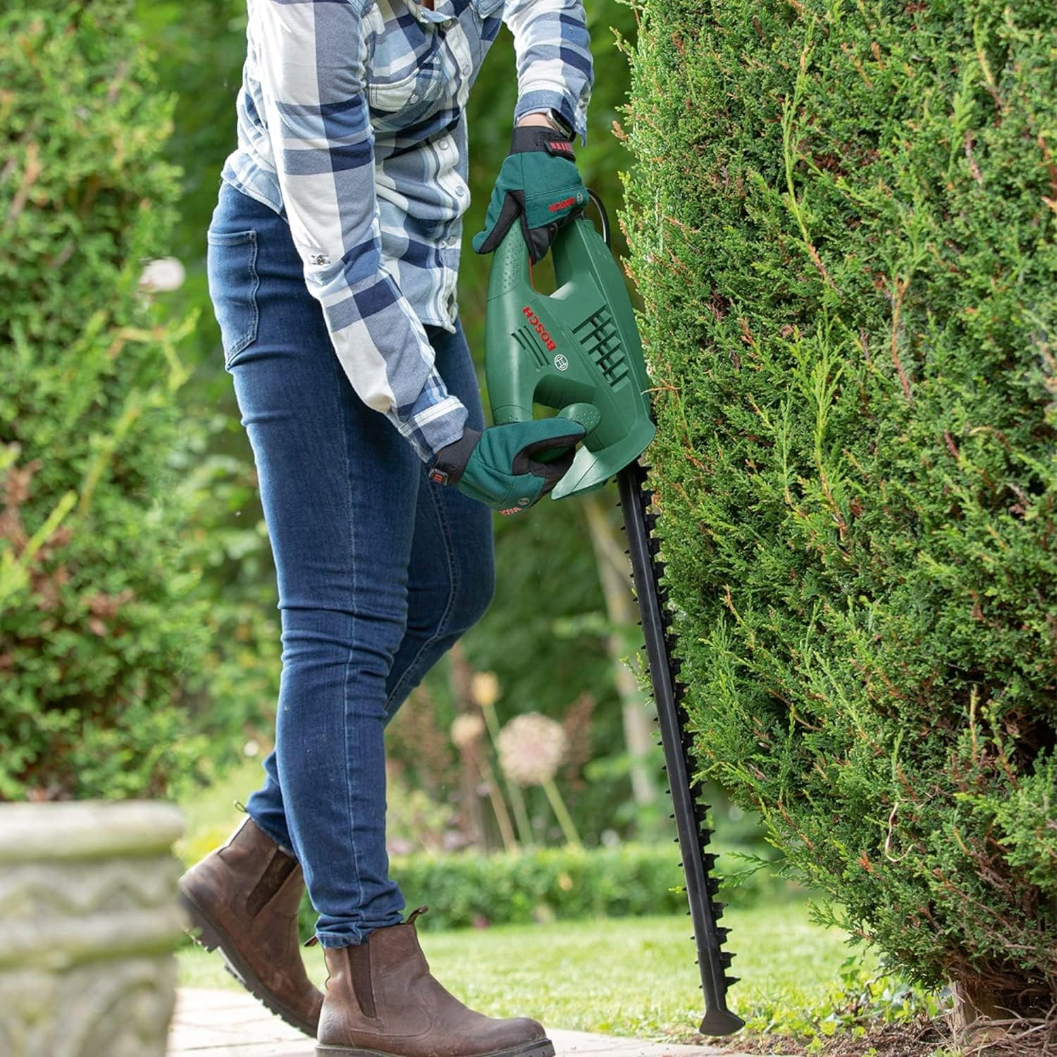 Bosch Home & Garden 450W Corded Electric Garden Hedge Trimmer, 550 Mm Blade (Easyhedgecut 55). Made in Europe image number 1