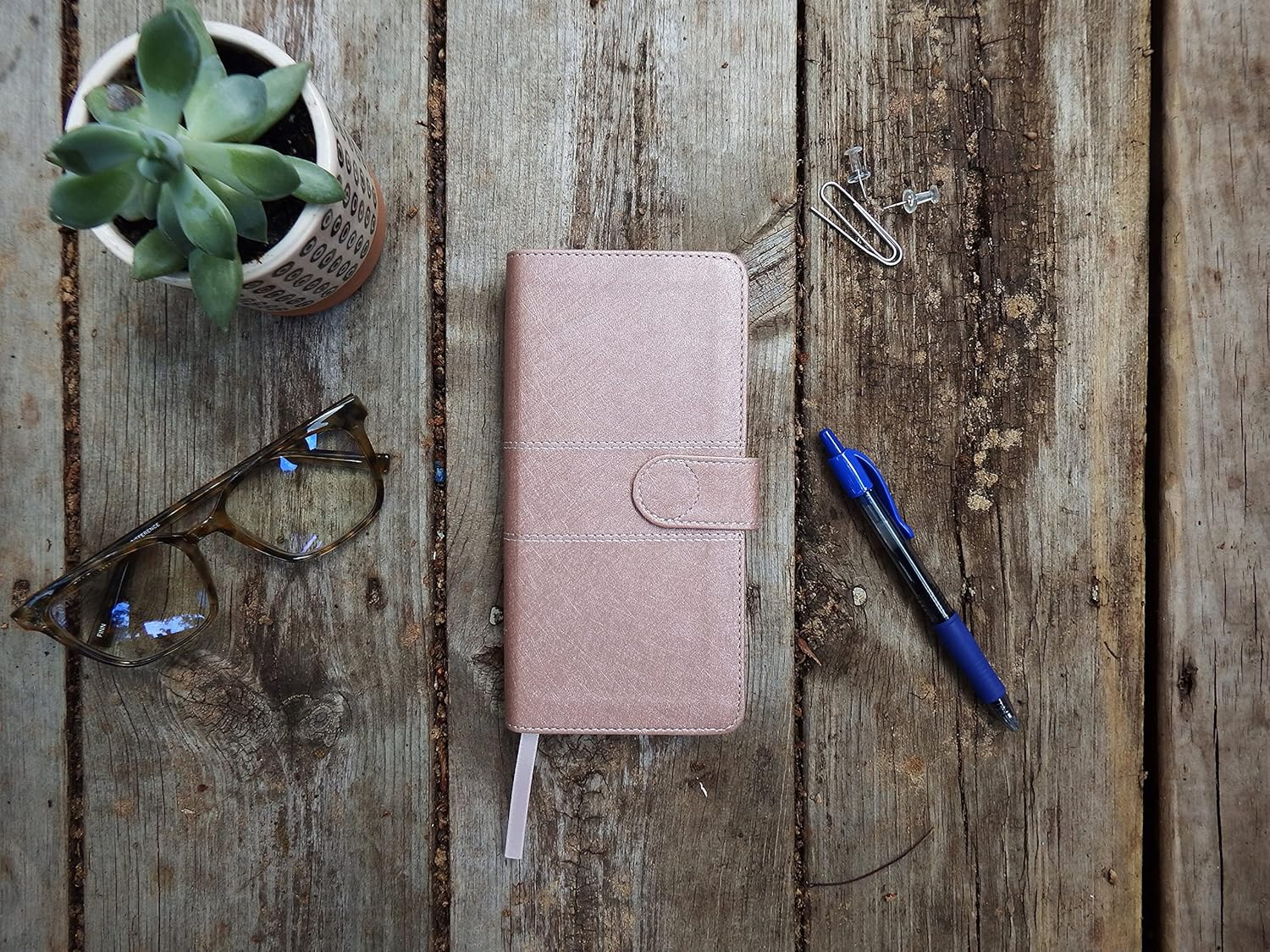 NIV Pocket Thinline Bible, Snap Closure, Red Letter, Comfort Print [Pink]