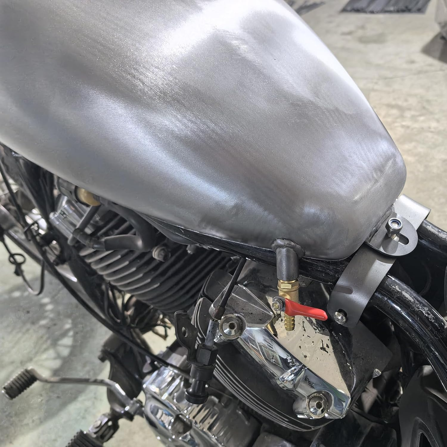 Silver Petrol Gas Fuel Tank with Oil Cap for YAMAHA Dragstar 400 650 Unpainted image number 6