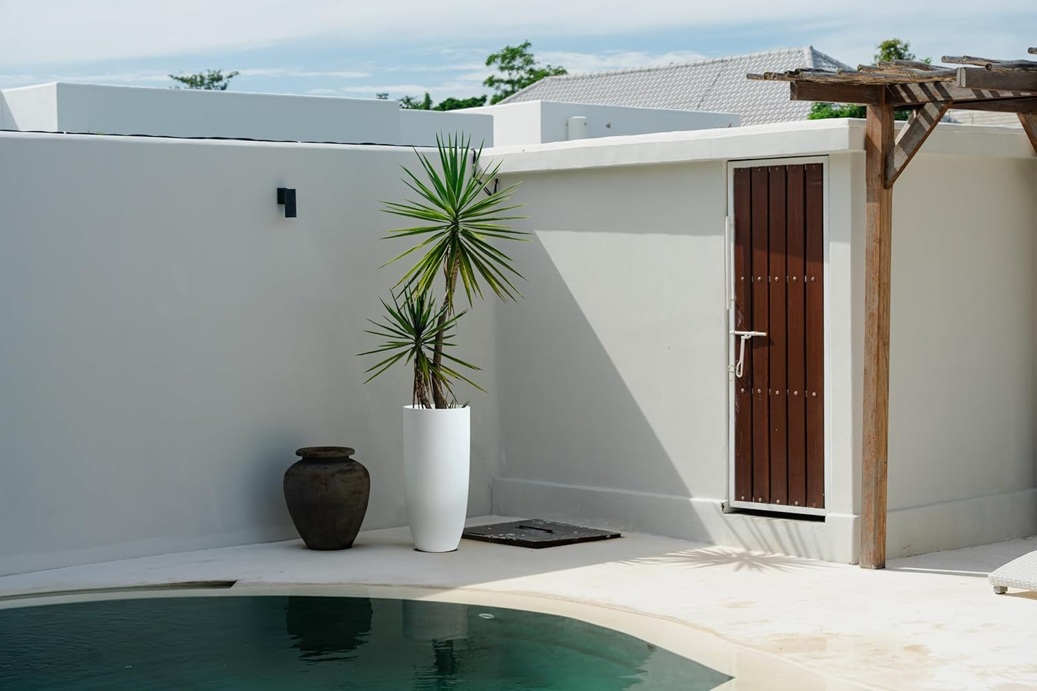 Olly & Rose Matt White Tall Planter - Fibre Planter 65Cm Height 30Cm Diameter image number 3