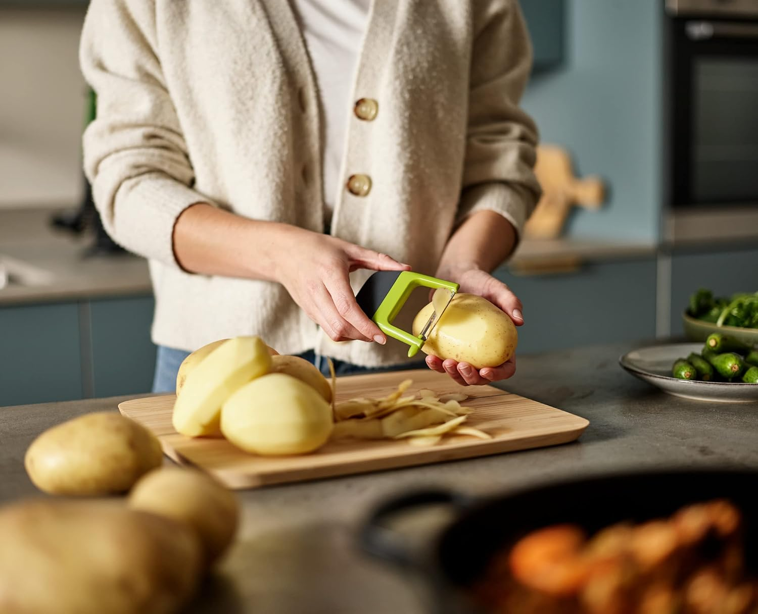 Joseph Joseph Duo Easy-Grip Straight Potato and Vegetable Kitchen Peeler, Green image number 3