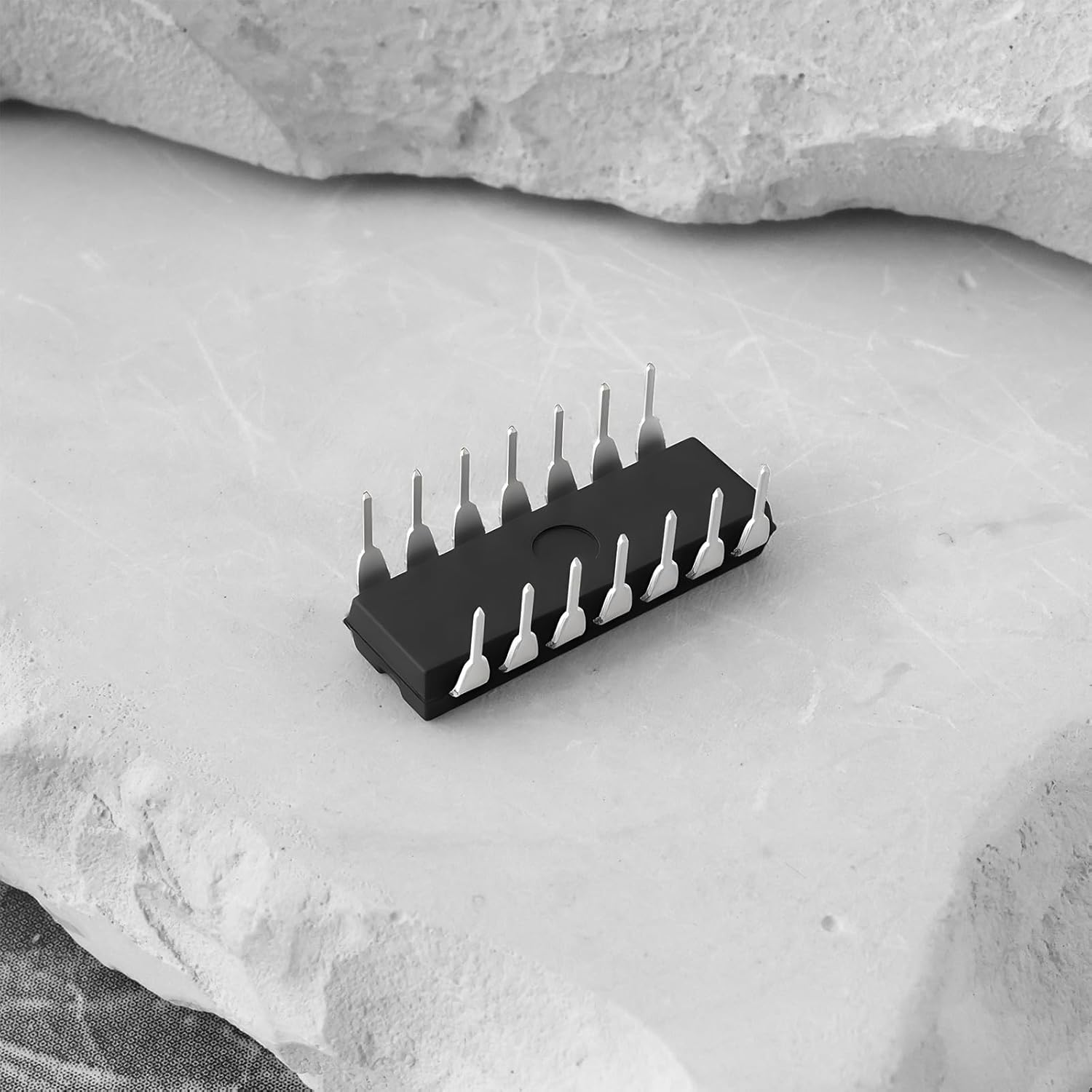 YINETTECH 20Pcs LM339N Low Power Quad Voltage Comparators IC 36V DIP-14 image number 1