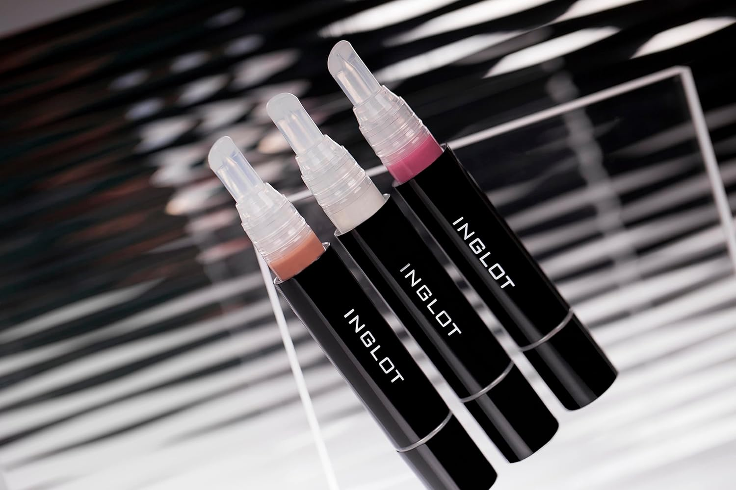 Inglot High Gloss Lip Oil Lip Gloss Lip Care Nourishes Lips Exceptional Radiant Appearance Cherry Soma Optically Enlarged Lips Perfect Makeup Cranberry Red 4 Ml : 05 image number 6