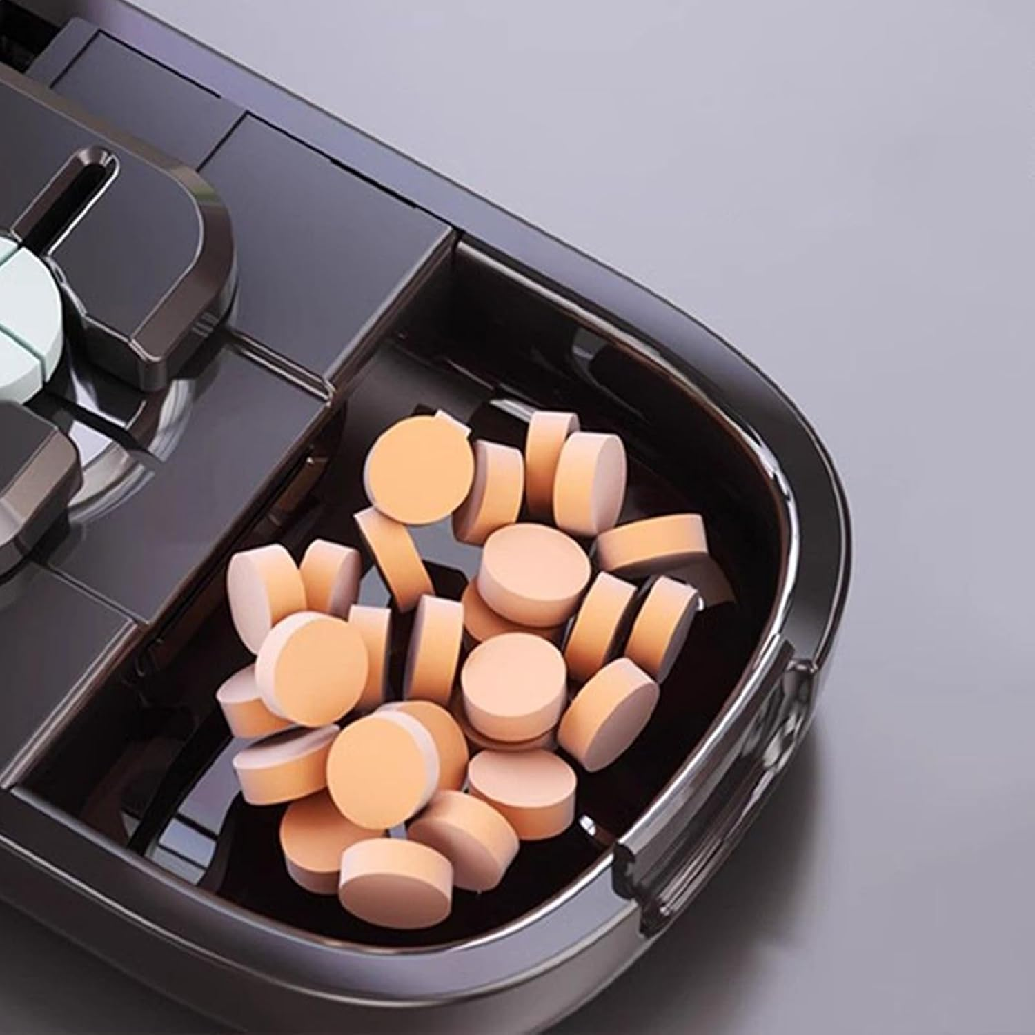 Pill Cutter Splitter, Portable Pill Cutter Splitter, Medicine Case Half or Quarter Crusher for Cutting Multiple Pills, Easy to Use with Safe 3.35X1.77X0.91 Inches image number 5