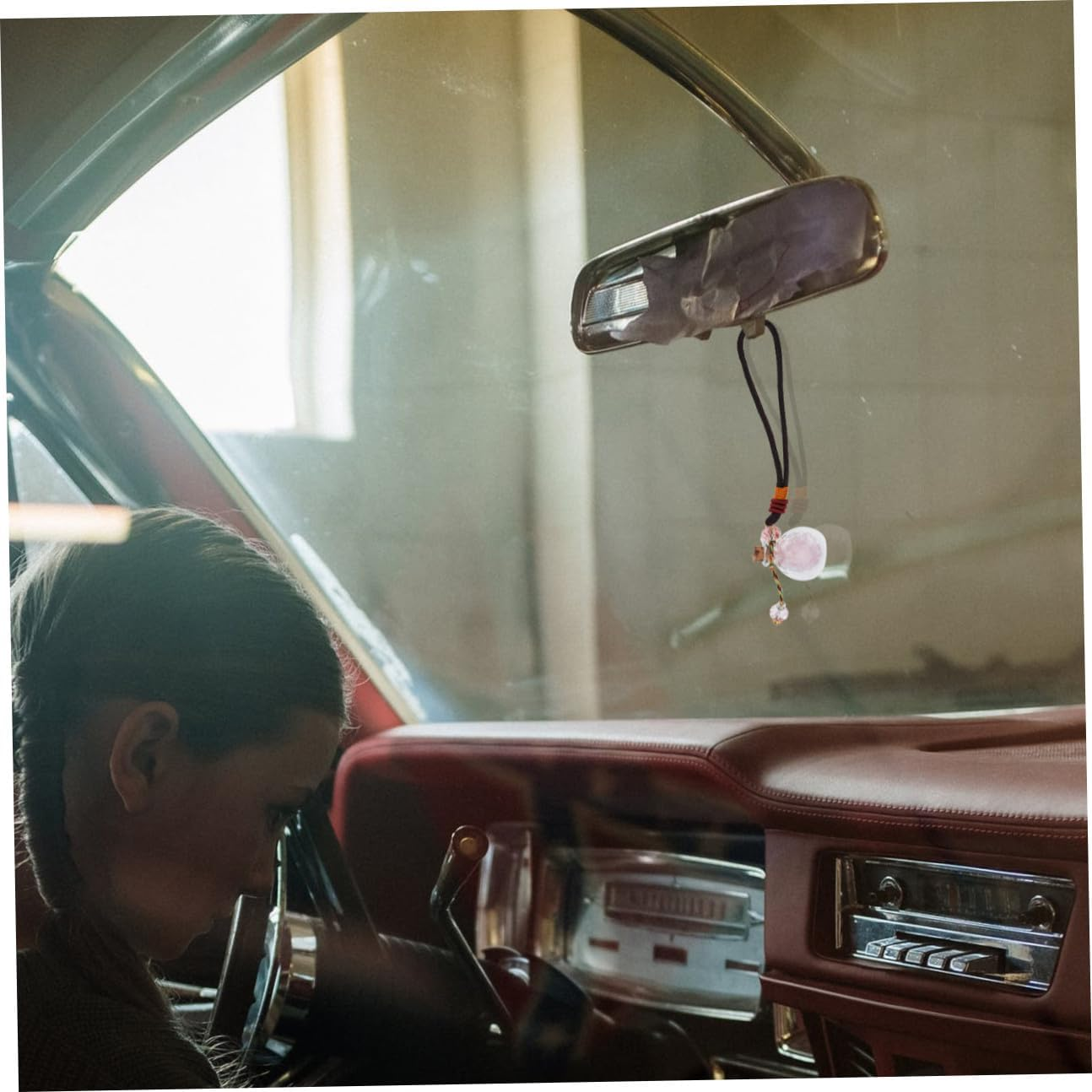 Car Hanging Decoration Glass Perfume Bottle Pendant with Pink Crystal Essential Oil Diffuser Refillable Car Air Freshener Accessory for Vehicle Interior image number 5