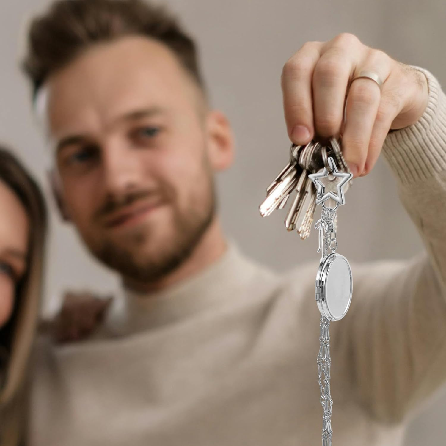 WESIEVYA Stainless Steel Mesh Lipstick Pouch Keychain 16Cm &ndash; Stylish Lip Balm Holder Pendant for Women And, Compact Purse Organizer and Handbag Charm for Travel and Daily Use image number 4