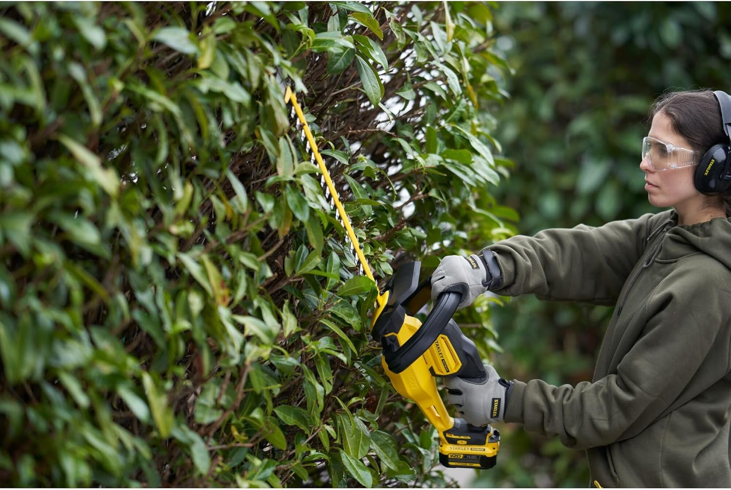 STANLEY FATMAX V20 | 18V Hedge Trimmer Kit 4.0Ah - Laser-Cut Diamond-Ground Blades, Power Saw&trade;, Compact and Lightweight &ndash; Weighing 2.9Kg, up to 60Min Run Time image number 2