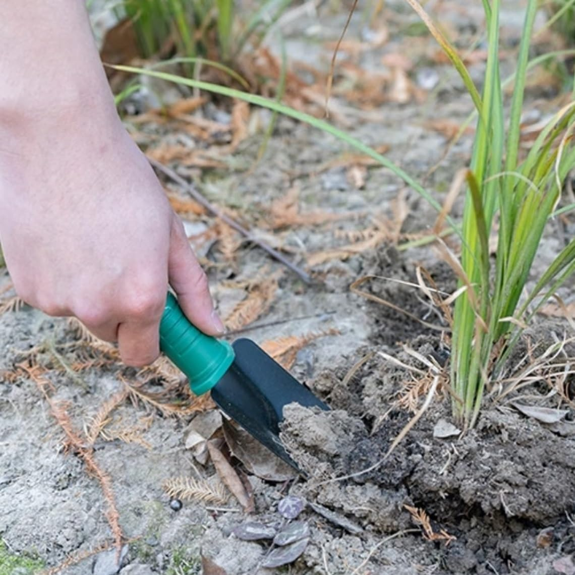 Gardening Tool Set (With Dedicated Case), 5-Piece Set [Set Contents: Large Scoop, Small Scoop, Gardening Scissors, Ninja Rake, Spray Bottle] image number 1