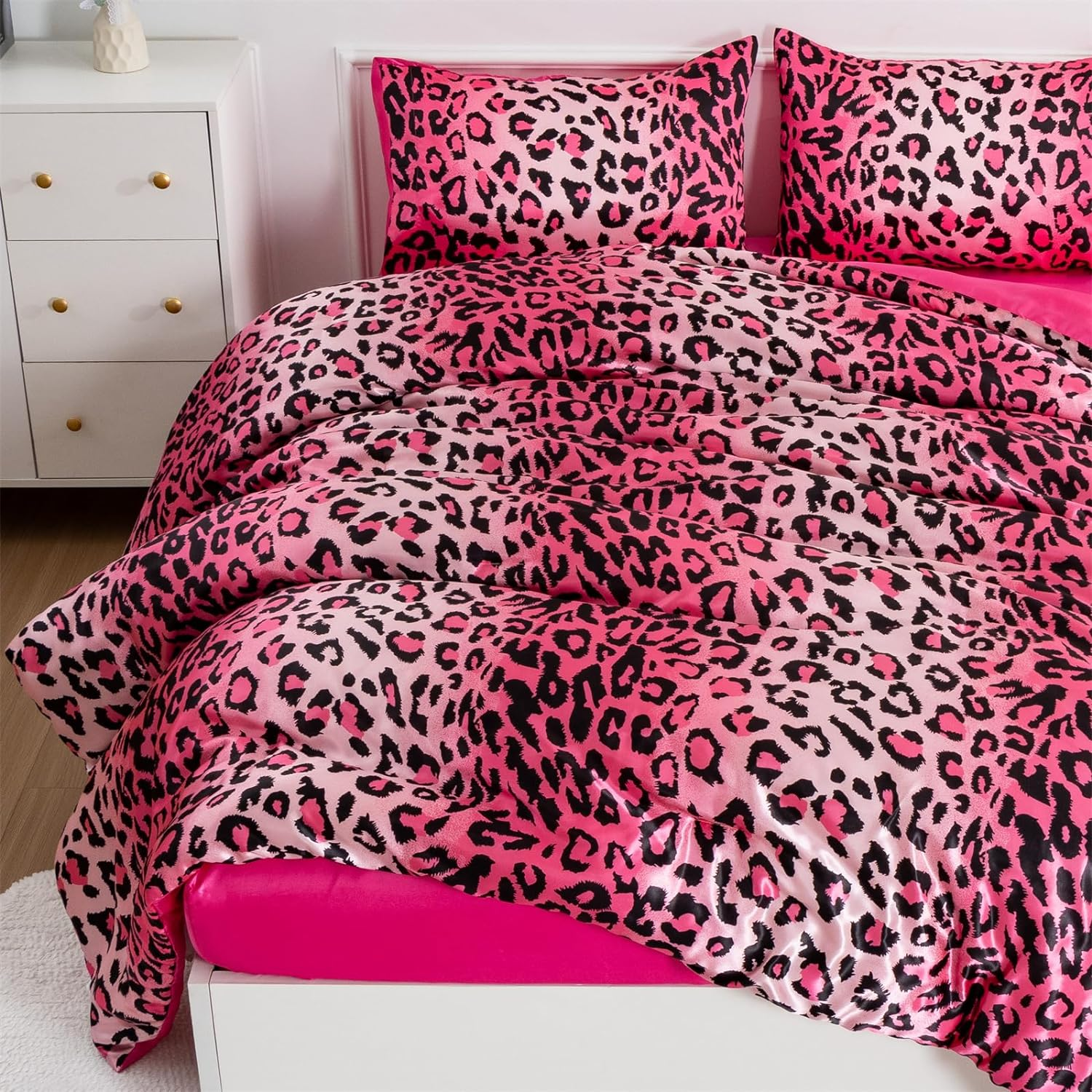 A Nice Night Leopard Printed，Satin Silky Soft Quilt Sexy Luxury Super Soft Microfiber Comforter Quilt Bedding Comforter Set Full/Queen, Light Weighted (Coffee, King(88-By-102-Inches))