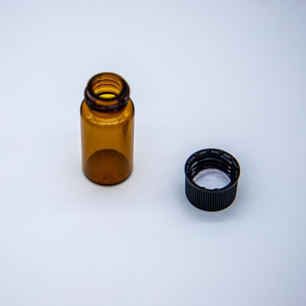 Tutuxio 20Pcs 5Ml Glass Sample Vials, Liquid Sampling Small Glass Bottle Storage Container with PE Liners Black Screw Caps Leak-Proof for Essential Oil, and Specimen Samples, Brown image number 1