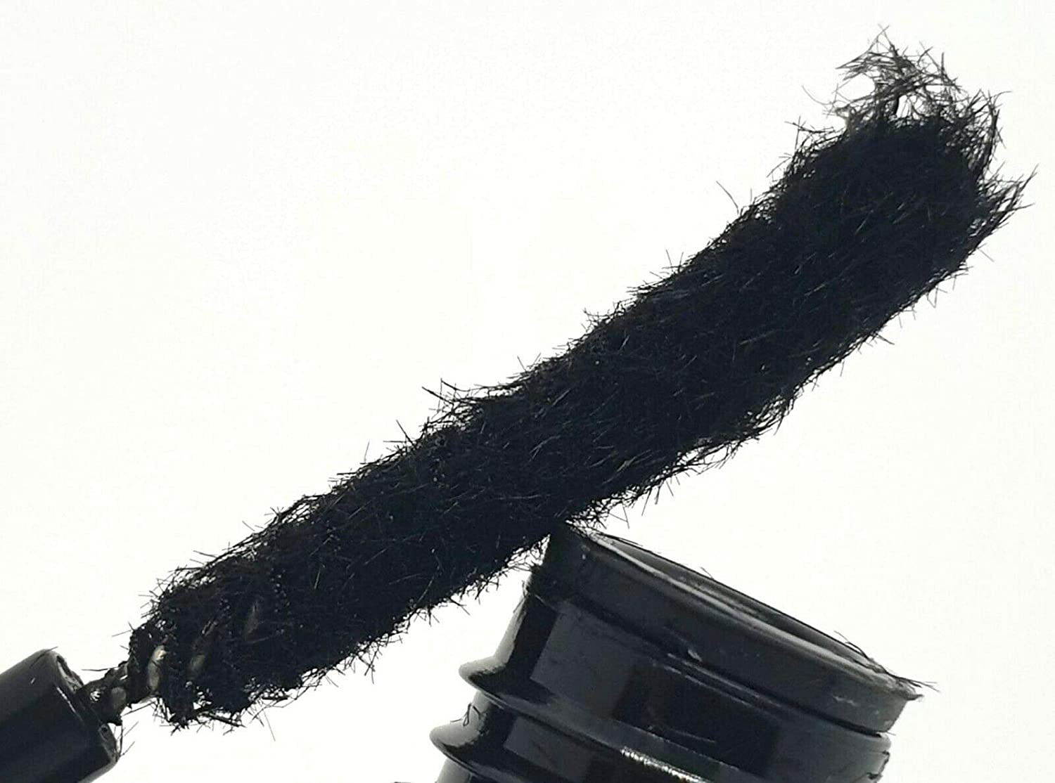 3D Fibre Lash Mascara Set with Travel Case | 2-Piece Volumising & Lengthening Look | Smudge-Resistant | Lightweight Buildable Lashes | Black image number 5