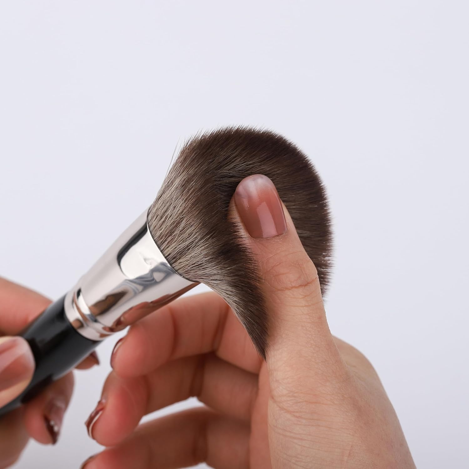 BRUSH ARTIST 12 Pcs Premium Synthetic Black Silver Makeup Brush Set with Foundation Sponge, Face Powder Brush, Contour Brush, Blush Brush, Eyeshadow Brush, Eyebrow Brush, Concealer Brush image number 3