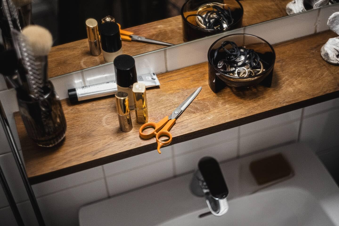 Fiskars Classic Hair Scissors, with Finger Rest, Right- and Left-Handed, Total Length: 17 Cm, Improved Handle Ergonomics, Quality Steel/Plastic, Orange, 1075062 image number 4