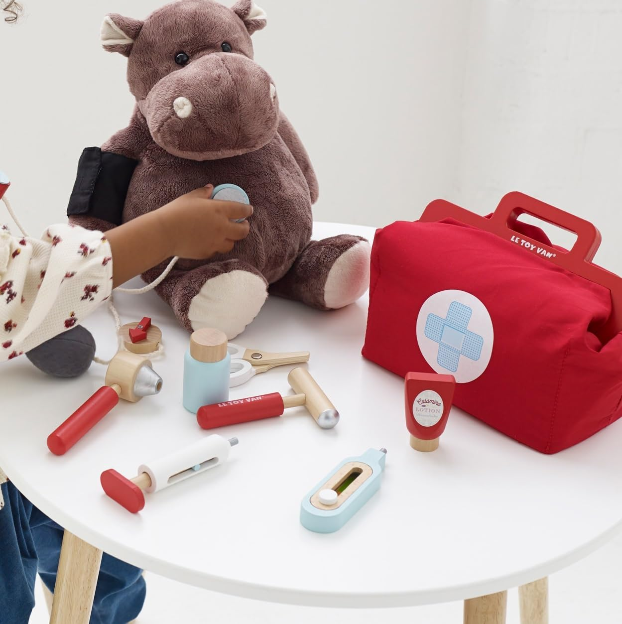 Le Toy Van - Kids Wooden Educational Pretend Play Honeybake Doctor'S Medical Play Set Kit | Kids Pretend Play Role Play for Boys and Girls | 3 Year Old +, 8.66" X 5.70" X 5.90" (TV292) - Sweet Dreams Doll Stroller image number 4