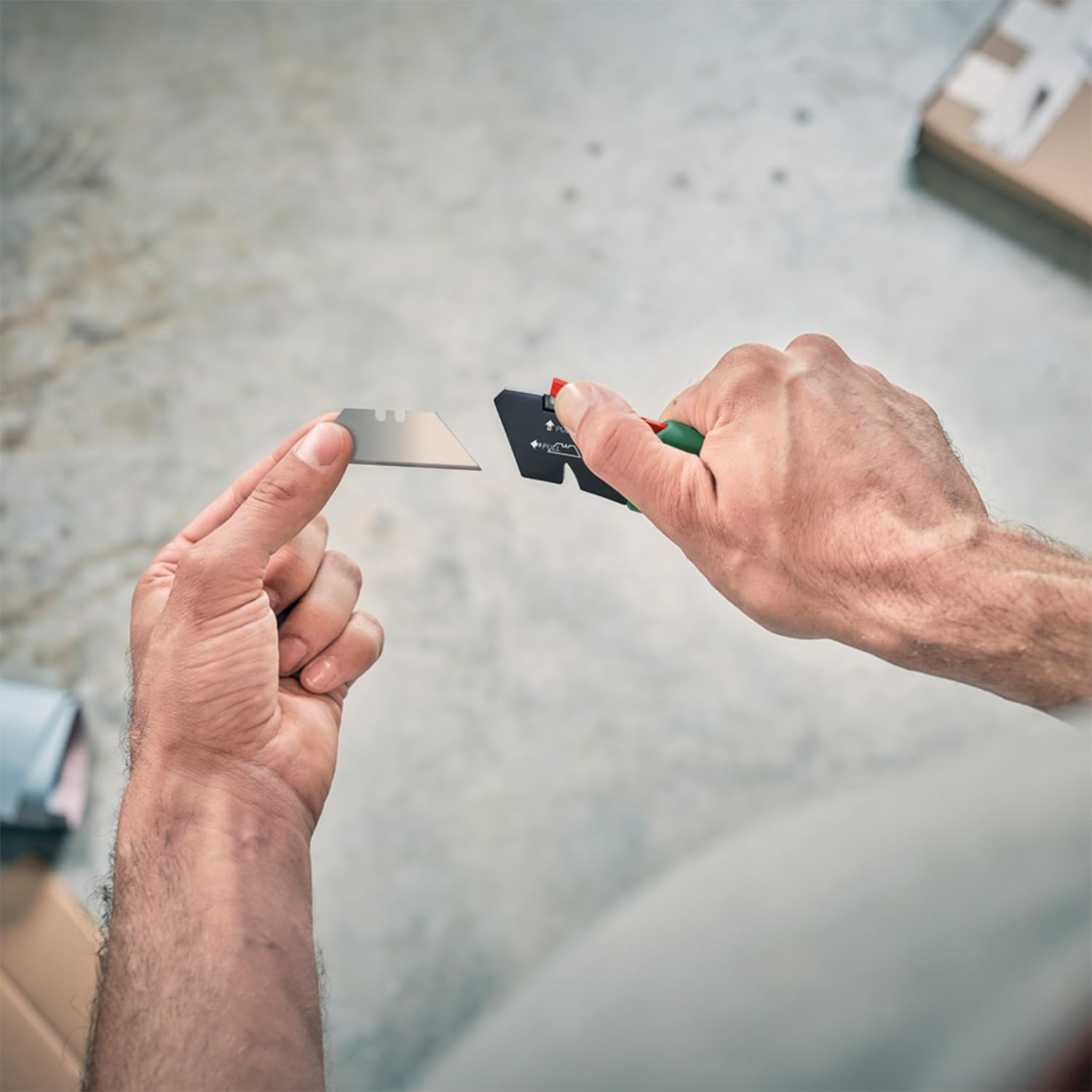 Bosch Folding Knife Premium Set (Compact Folding Knife; Stainless Steel; One-Handed Opening; Fast Blade Change; Belt Clip; 13X Blades; Storage Bag) - Amazon Edition image number 3