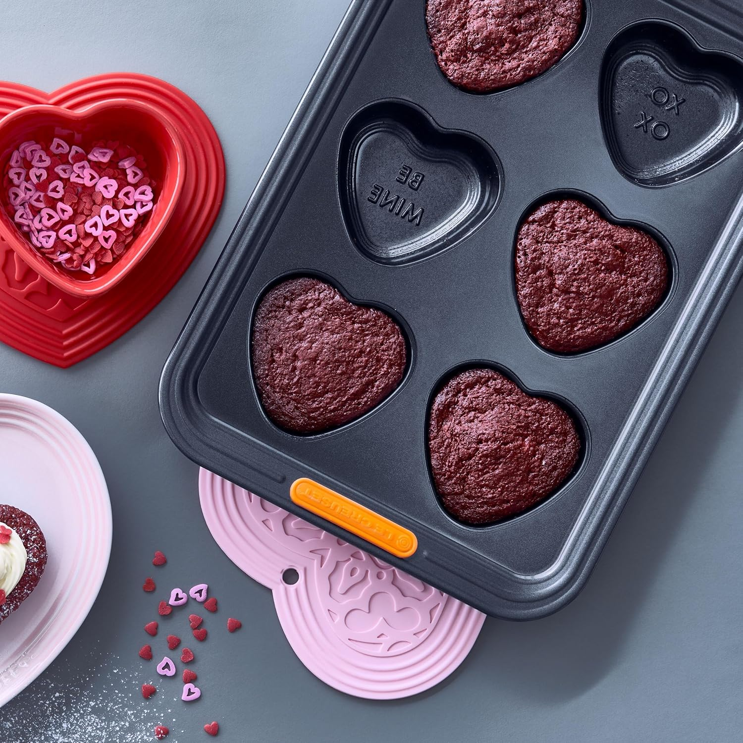 Le Creuset Non Stick Bakeware 6 Cup Conversation Heart Tray image number 2