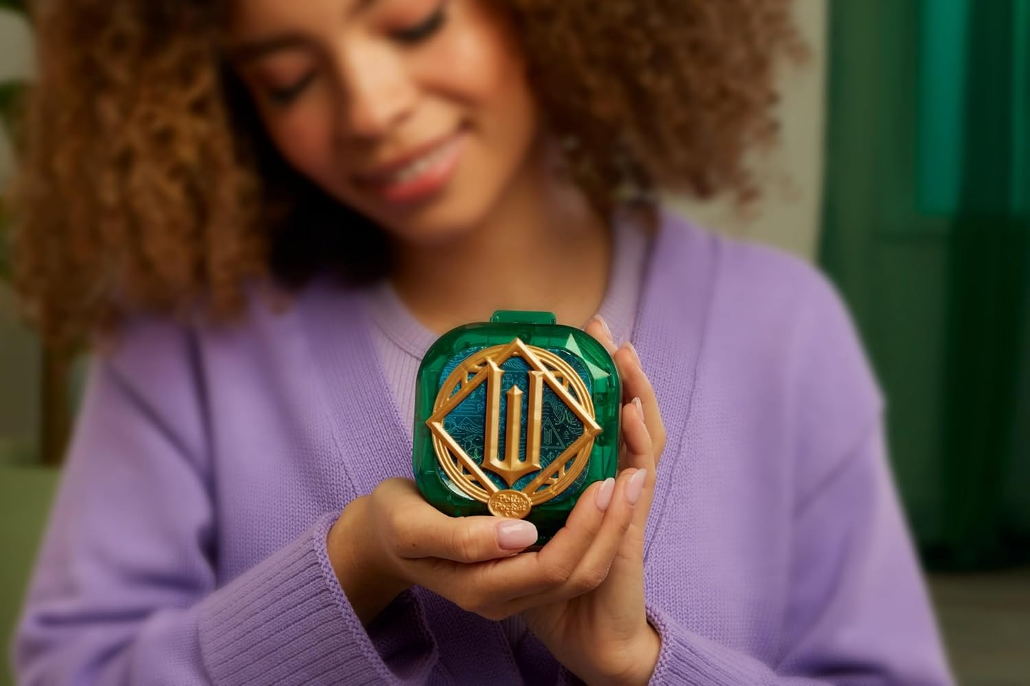 Polly Pocket Wicked X Polly Pocket Collector Compact, Micro Dolls and Playset, 2 Themed Accessories, Iconic Shiz & Oz Locations, Glinda, Elphaba, & the Wizard image number 5