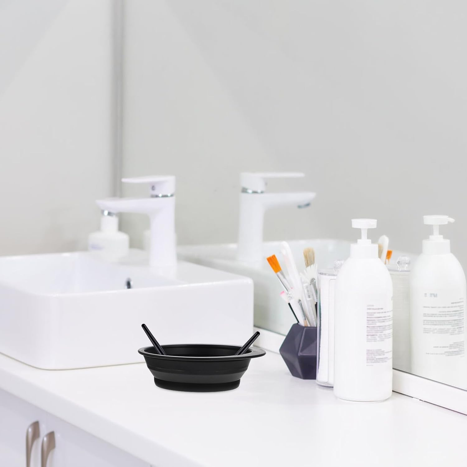 TEHAUX Portable Black Makeup Brush Cleaner Bowl Silicone Cleaning Pad and Brush Rinsing Mat for Women Suitable for Travel and Home Use image number 6