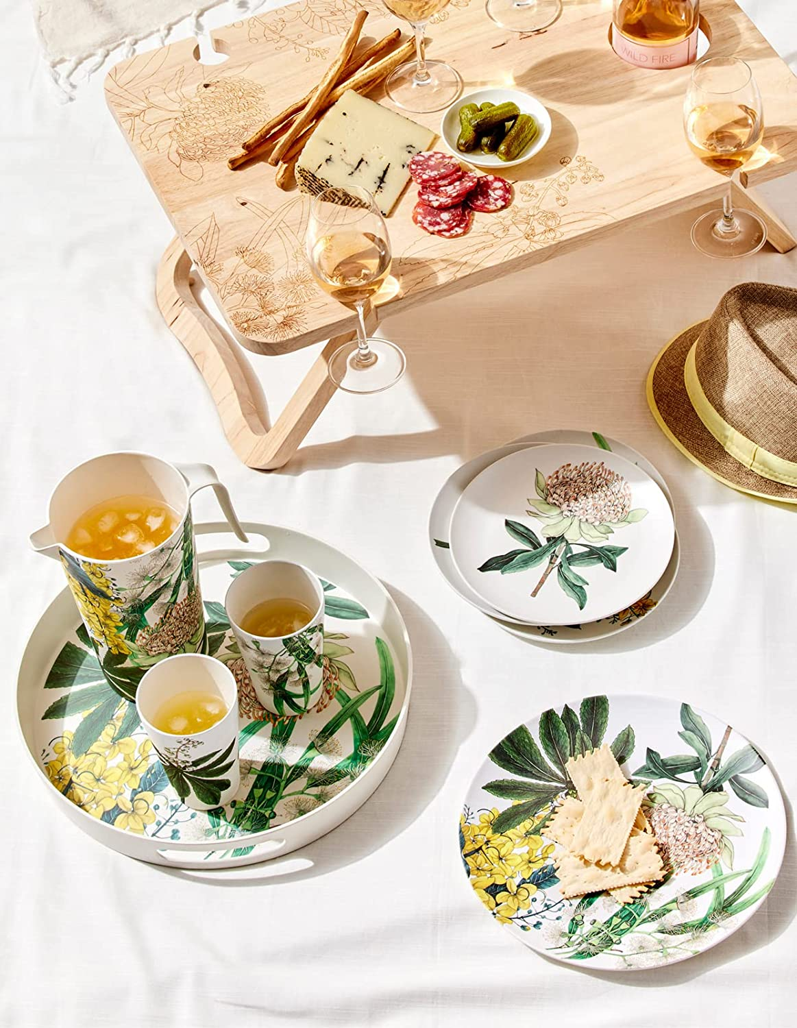 Maxwell & Williams the Blck Pen Golden Summer Insulated Picnic Bag with Basket Base Large image number 5