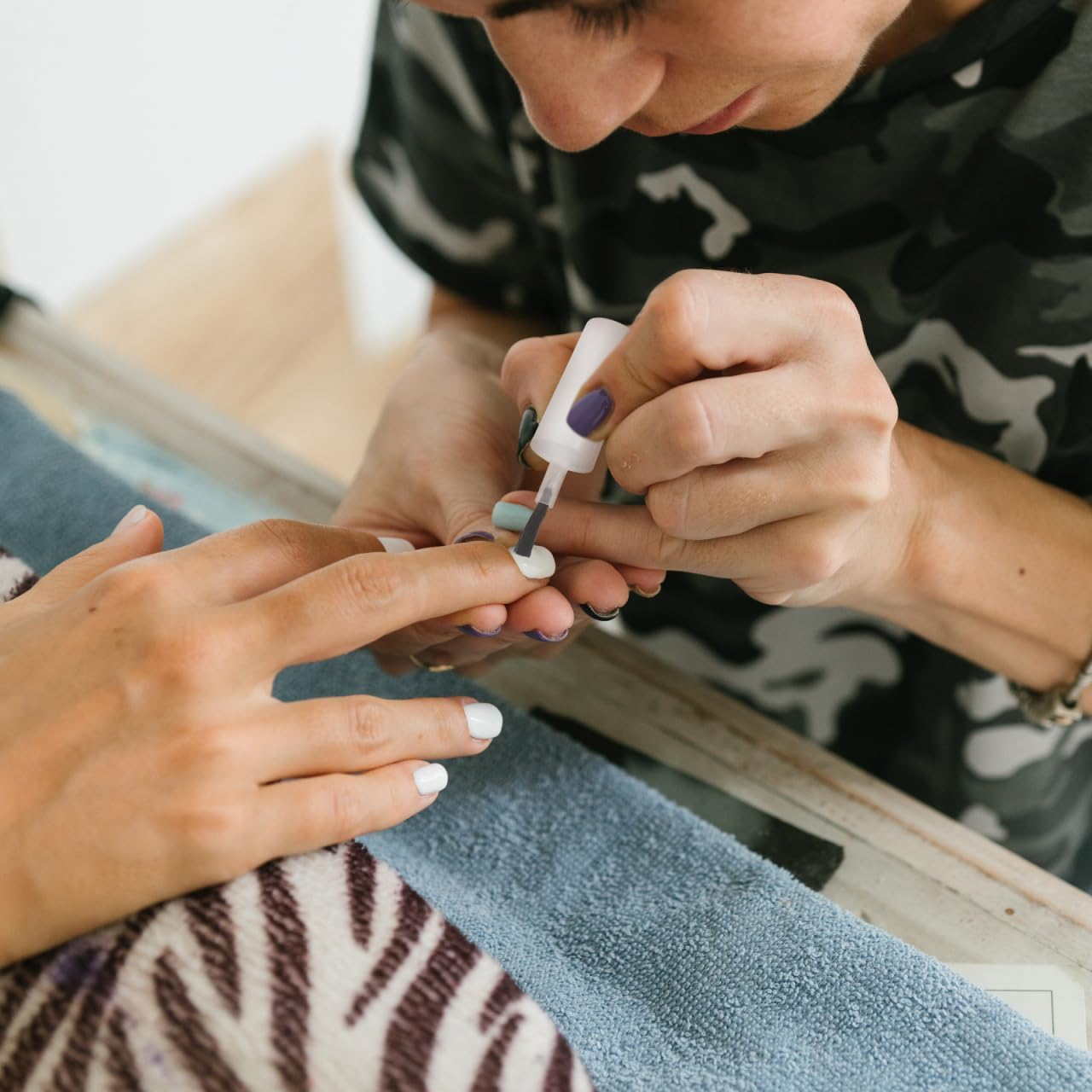20Pcs Replacement Nail Polish Bottle Caps with Brush, Nail Salon Supplies, Gel Nail Polish Brushes, White Plastic, for Manicure and Pedicure, 10Ml Capacity
