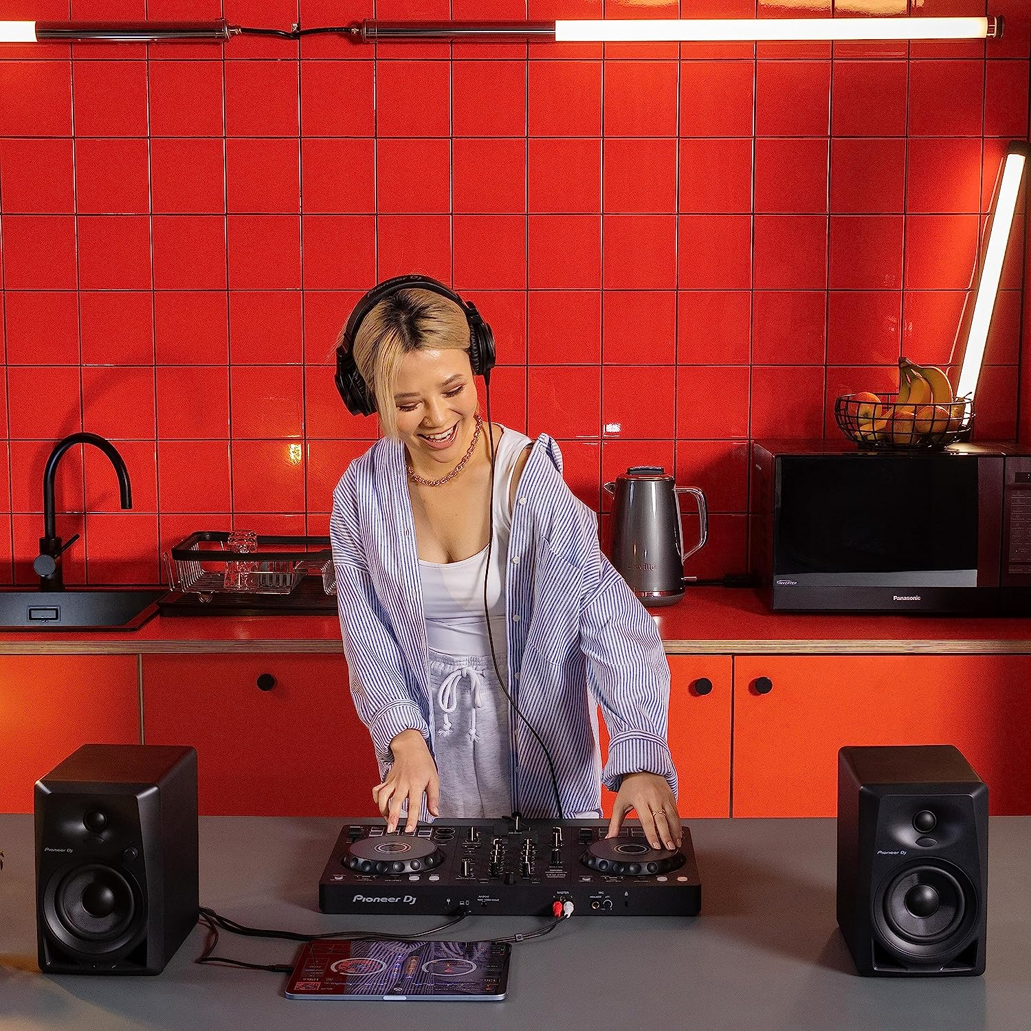 Pioneer DJ DDJ-FLX4 2-Deck Rekordbox and Serato DJ Controller - Graphite image number 2